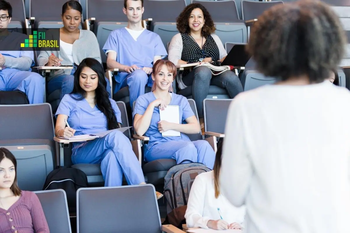 Professora de Medicina durante aula presencial