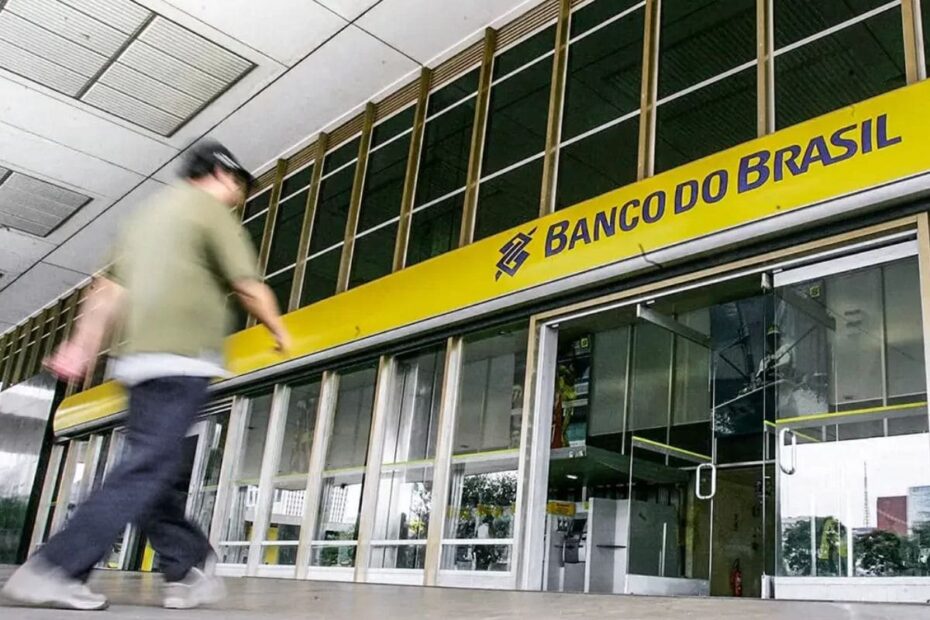 funcionario chegando agencia banco do brasil