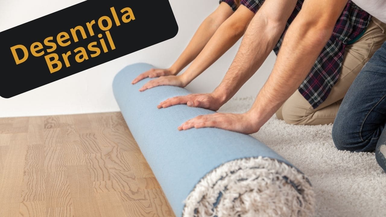 Pessoas desenrolam um tapete, imagem em alusão ao programa Desenrola Brasil