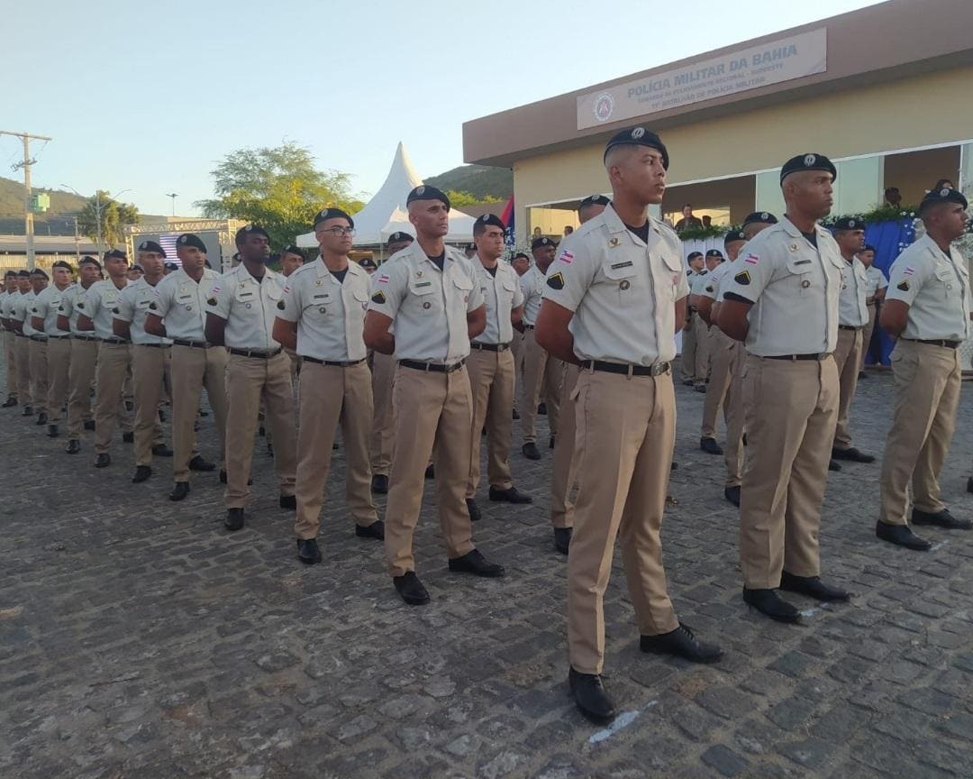 Soldados da PM da Bahia em base policial
