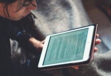 Por que o treinamento online é tão popular garota lendo em um tablet branco