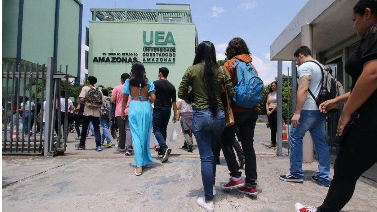 Estudantes chegam para fazer o SIS UEA 2024