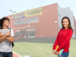 Dois estudantes posam para foto em frente à unidade da Etec