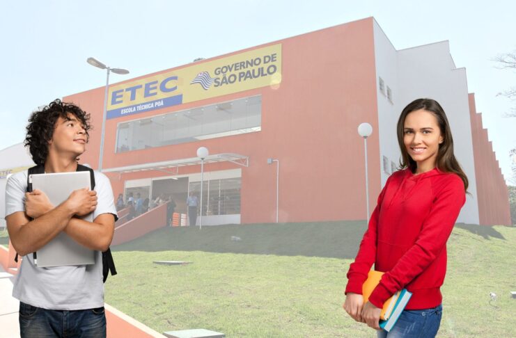 Dois estudantes posam para foto em frente à unidade da Etec